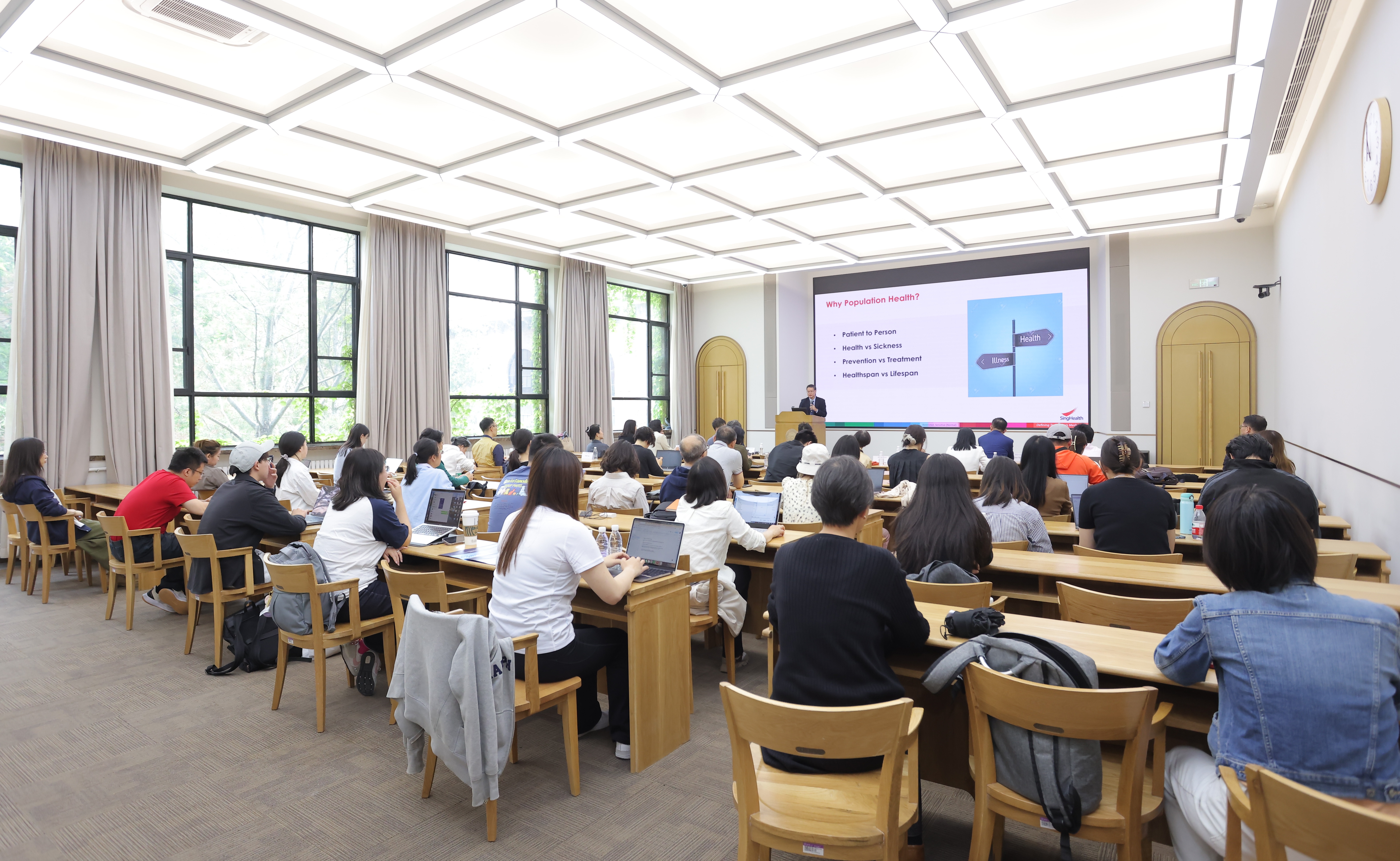 新保集团首席执行官伍伟豪做客清华海外名师讲堂 阐释学术医疗体系的演进