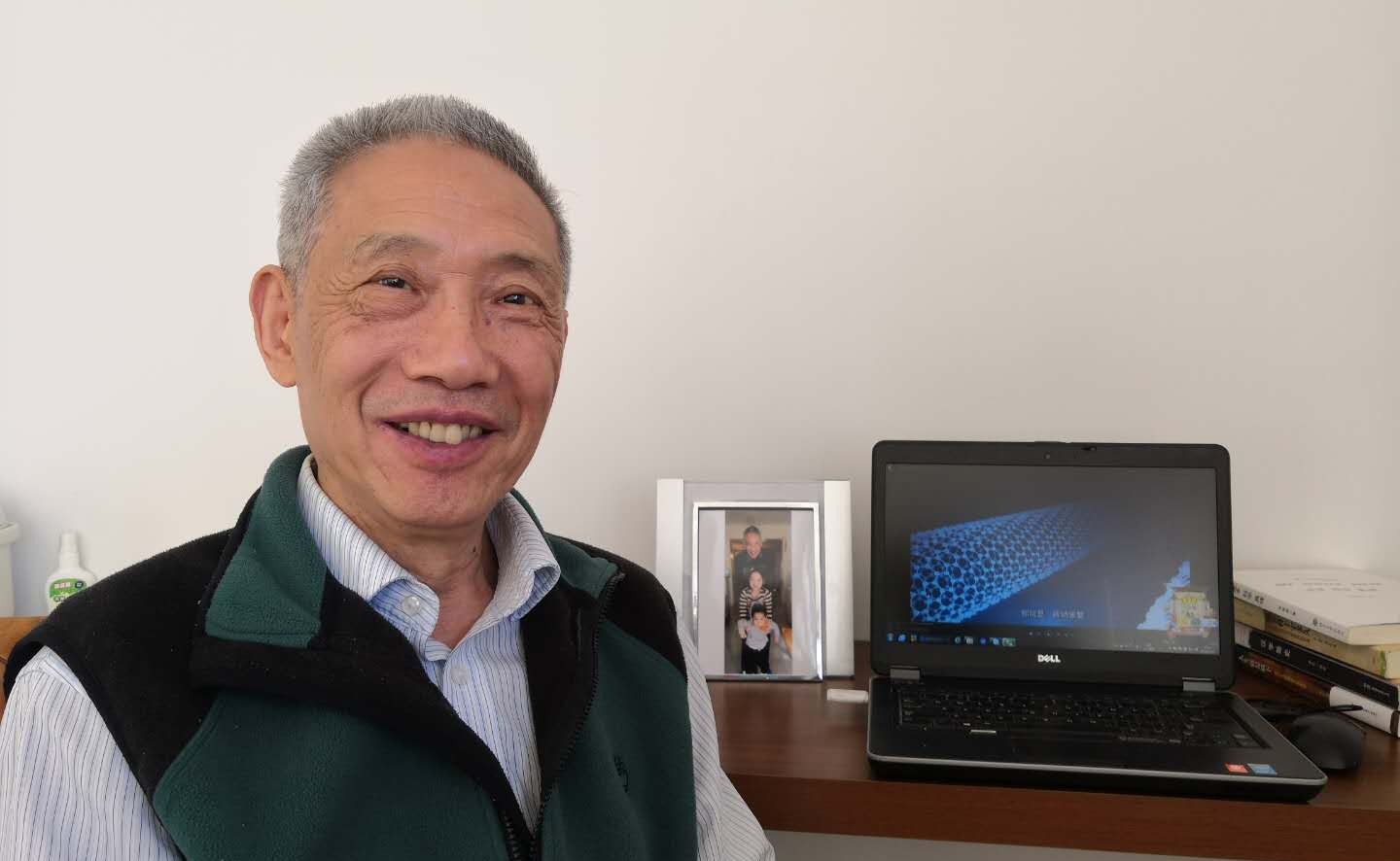 杨基础：耗尽光与热，平凡的人和他不平凡的人生