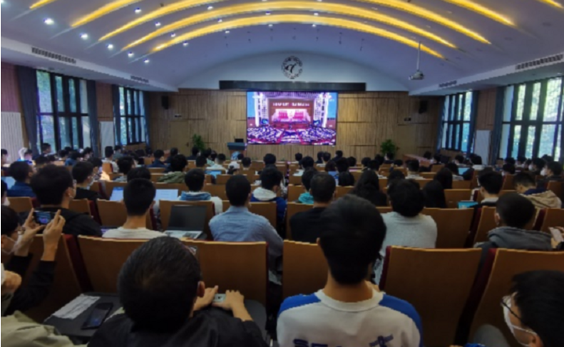 清华大学本科生党支部成员热议党的二十大召开