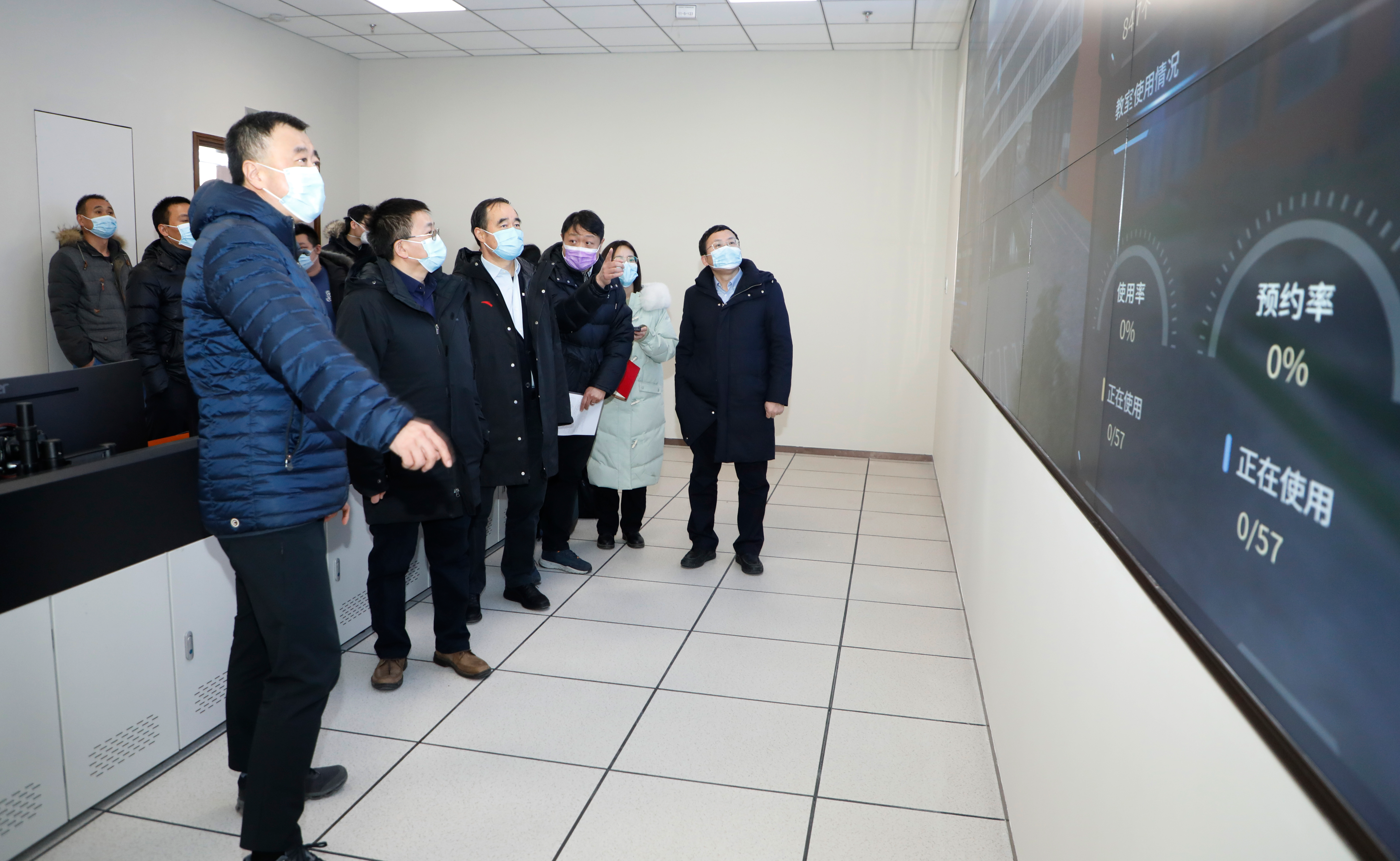 校领导带队检查2022年春季学期开学前教学楼准备工作