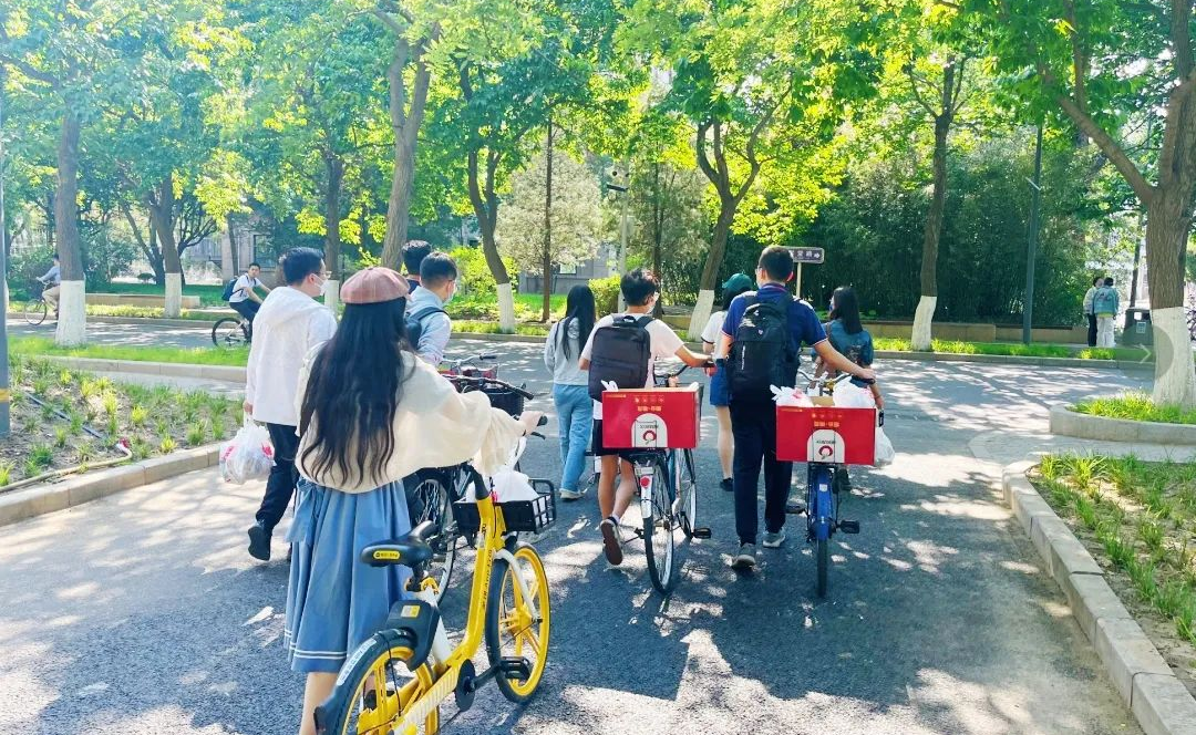 “双向奔赴”，清华学子与教职工并肩作战守护清华园