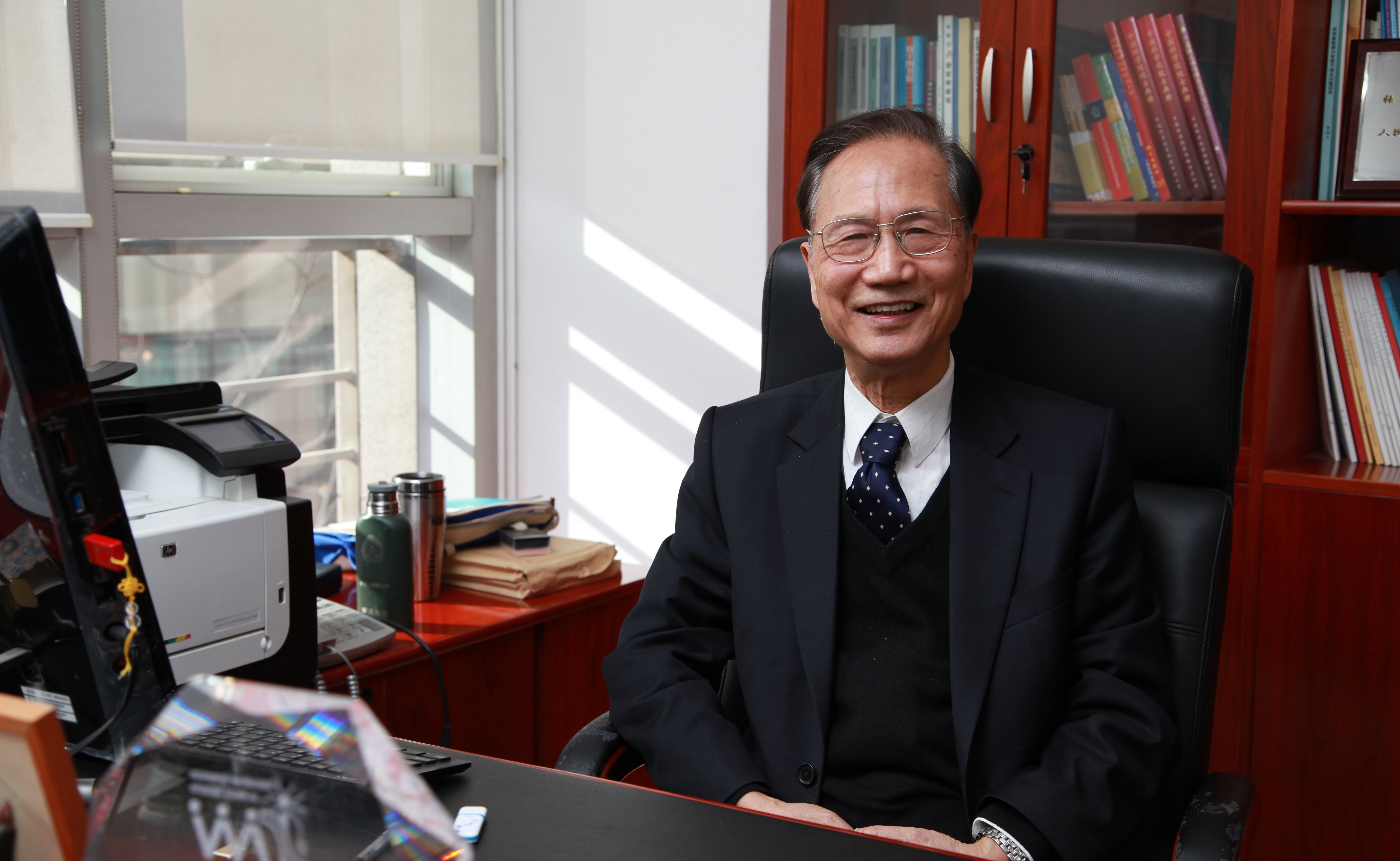 坚守三尺讲台逾一甲子 醉心AI创新超40年——中国人工智能奠基者张钹