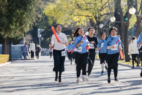 清华大学举办“传承‘一二·九’，行健共担当”主题接力长跑活动