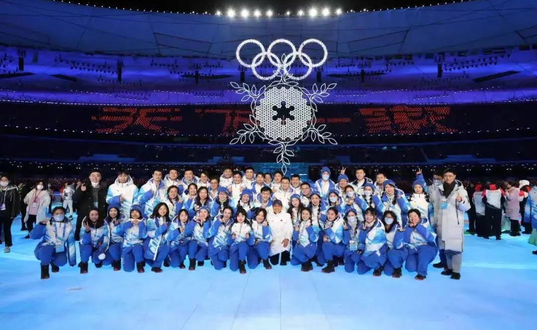 巴赫向全体冬奥志愿者致谢，清华大学志愿者作为代表接受表彰