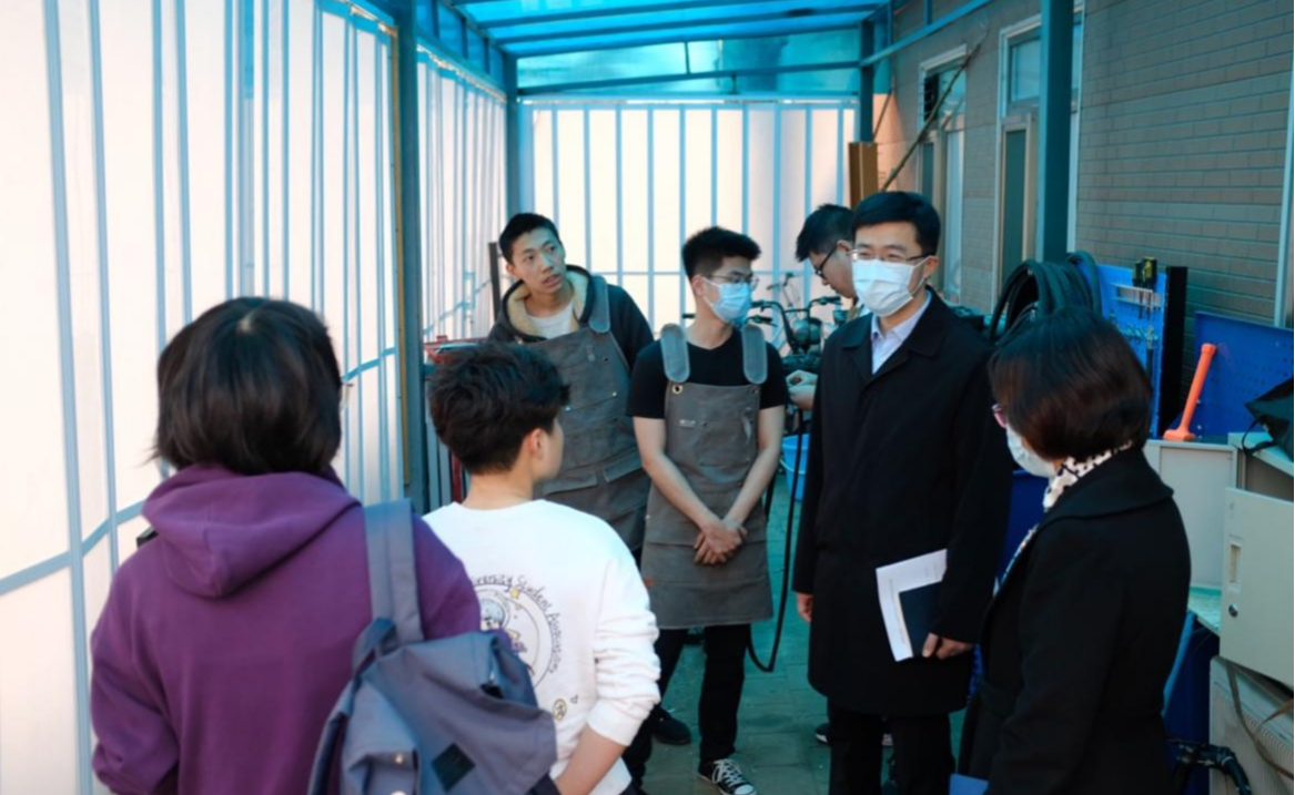 过勇看望学生勤工助学大队自行车维修分队成员