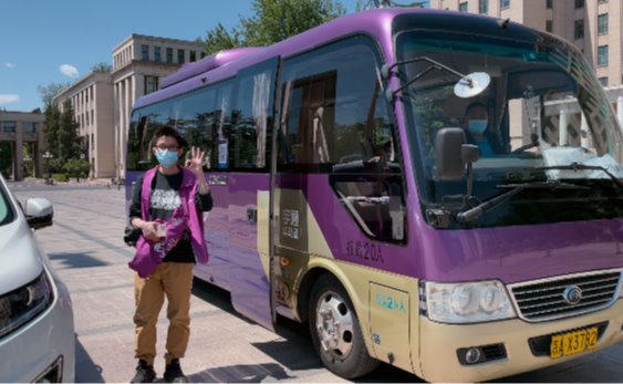 乘车引导志愿者：一场15小时的接力赛