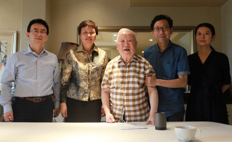 校领导看望慰问参加过抗日战争的老同志