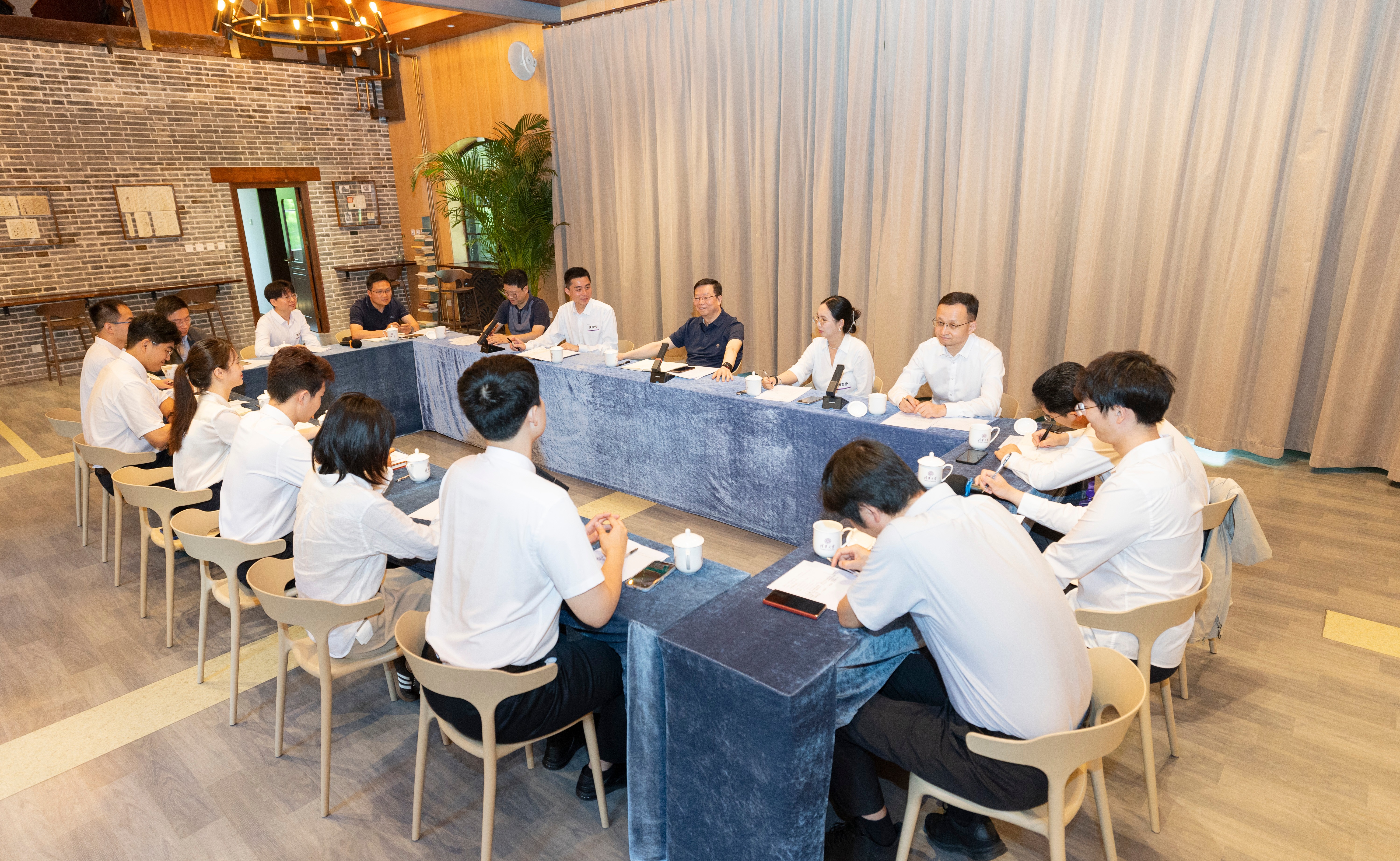 校党委书记邱勇与2026届毕业辅导员代表座谈
