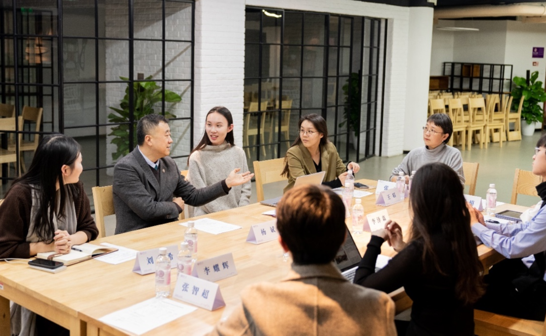 杨斌通过“开放交流时间”与学生社团代表畅谈国际交流的挑战与机遇