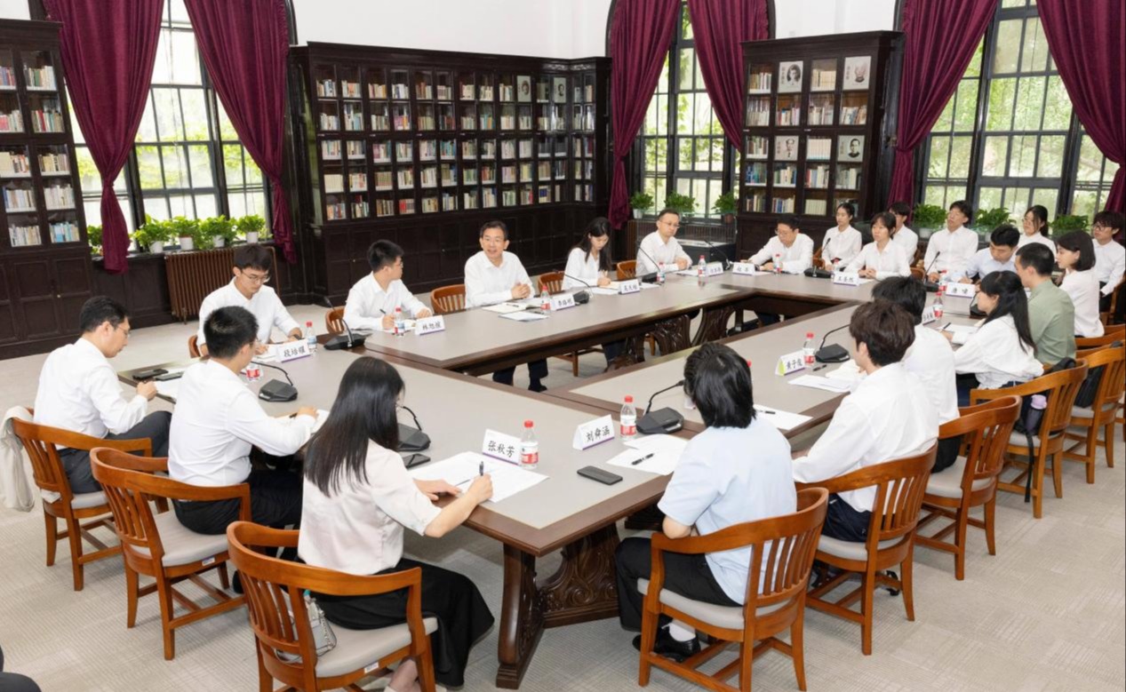 校长李路明与2026届本科毕业生代表座谈