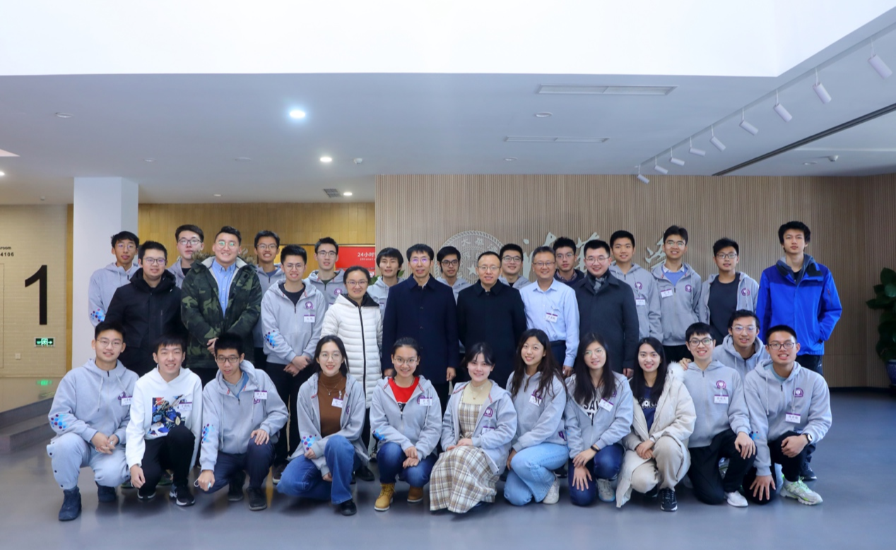 曾嵘参加探微书院化01团支部主题团日活动