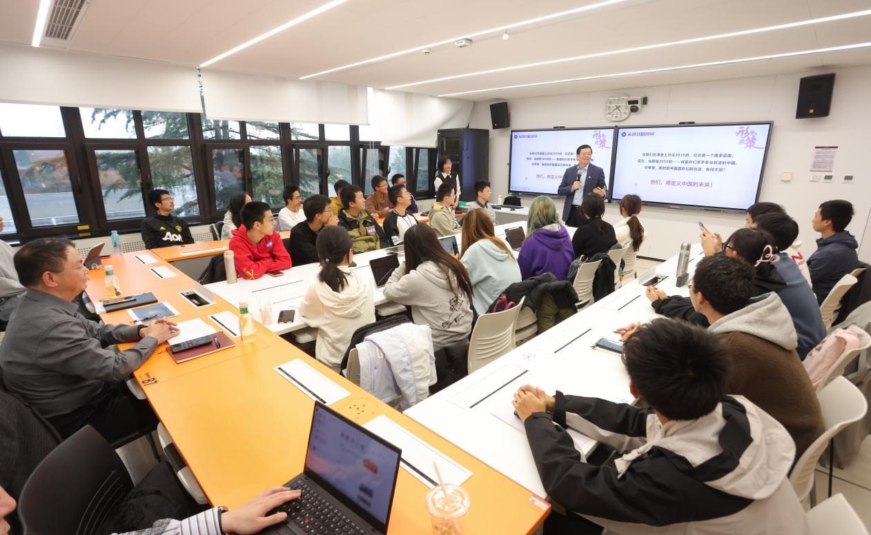 校党委书记邱勇走进“形势与政策”小班研讨课