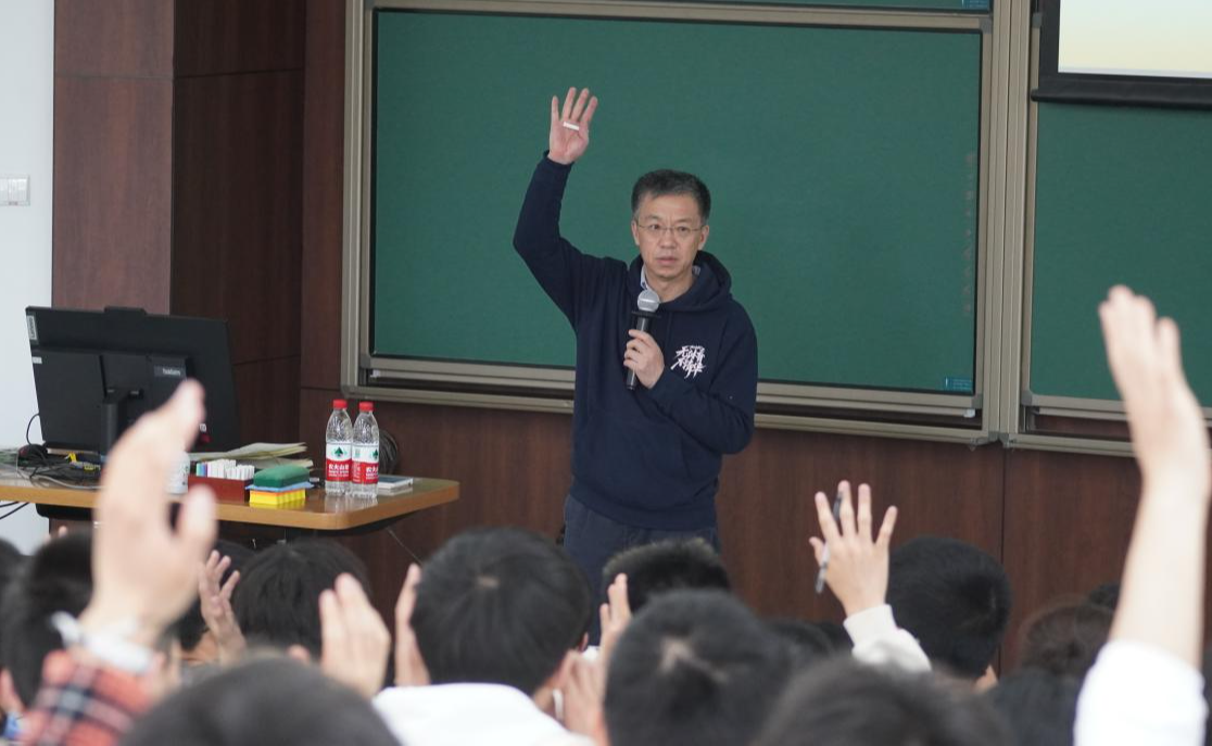 史宗恺主讲学生社会工作概论第一次大课 畅谈班团集体建设与个人发展