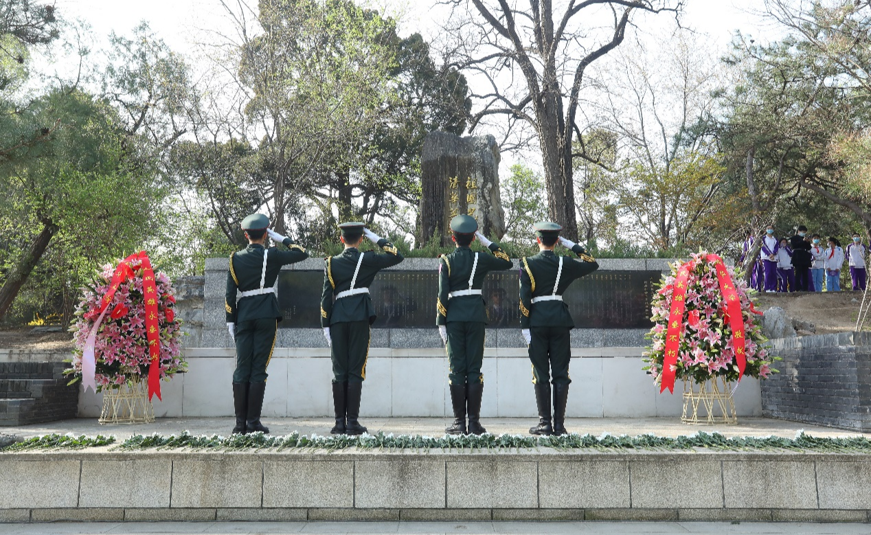 清华大学举行2022年清明祭扫活动