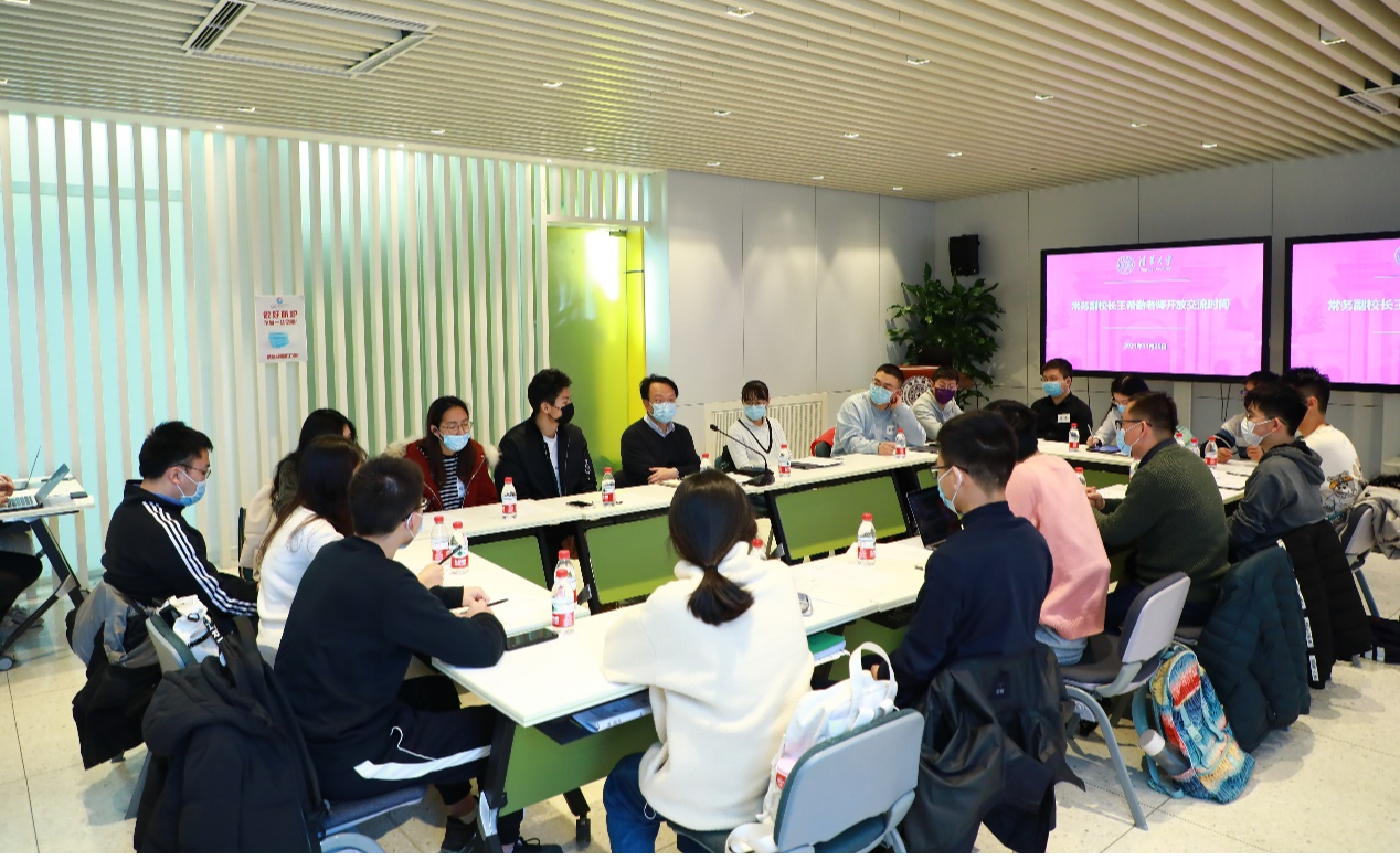 王希勤通过“开放交流时间” 与学生代表畅谈学业科研挑战和压力应对