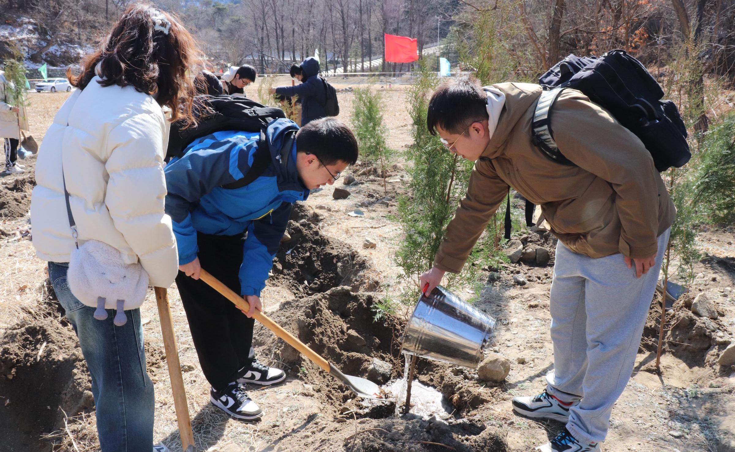 共引绿潮绘青山：清华大学举办“植”此“清”绿植树节系列活动