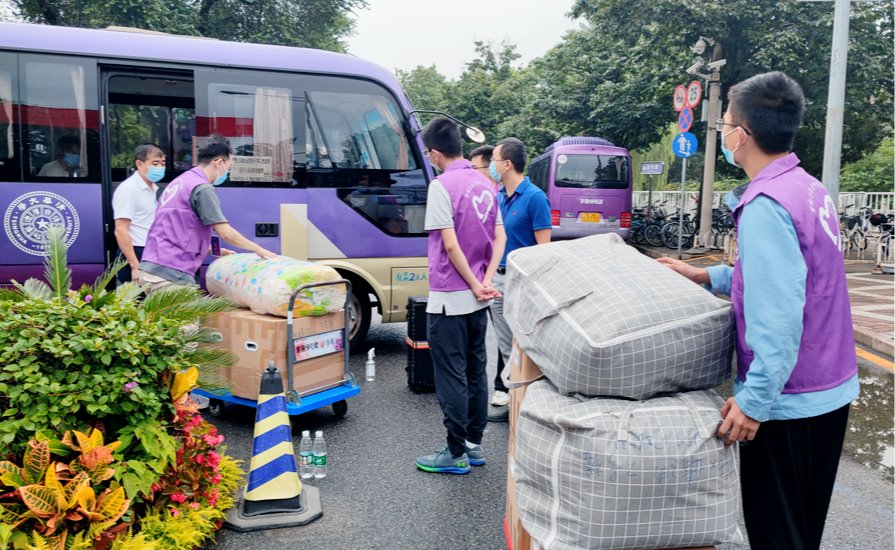 清华大学研究生志愿者积极投入迎新志愿工作