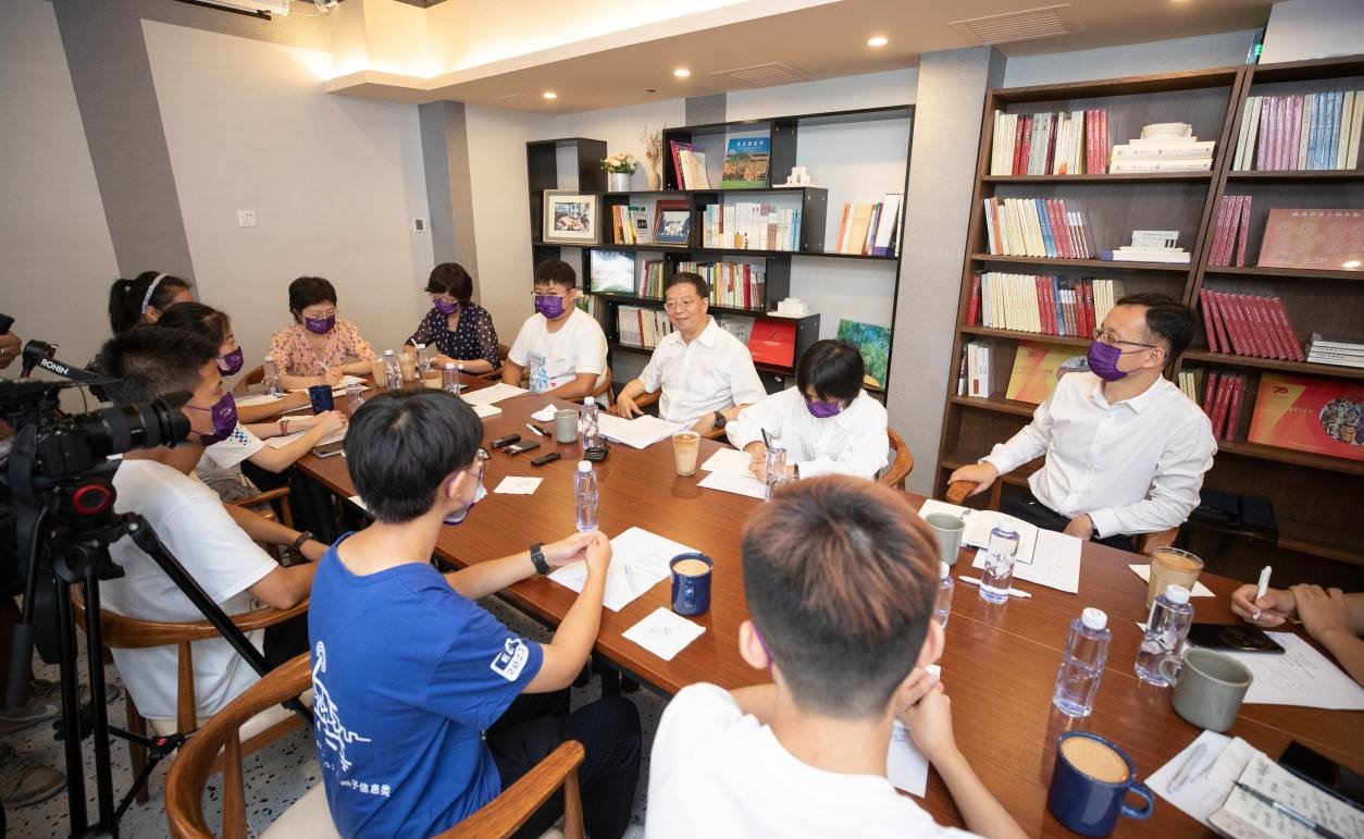 校长邱勇与2021级本科新生代表座谈交流读书体会