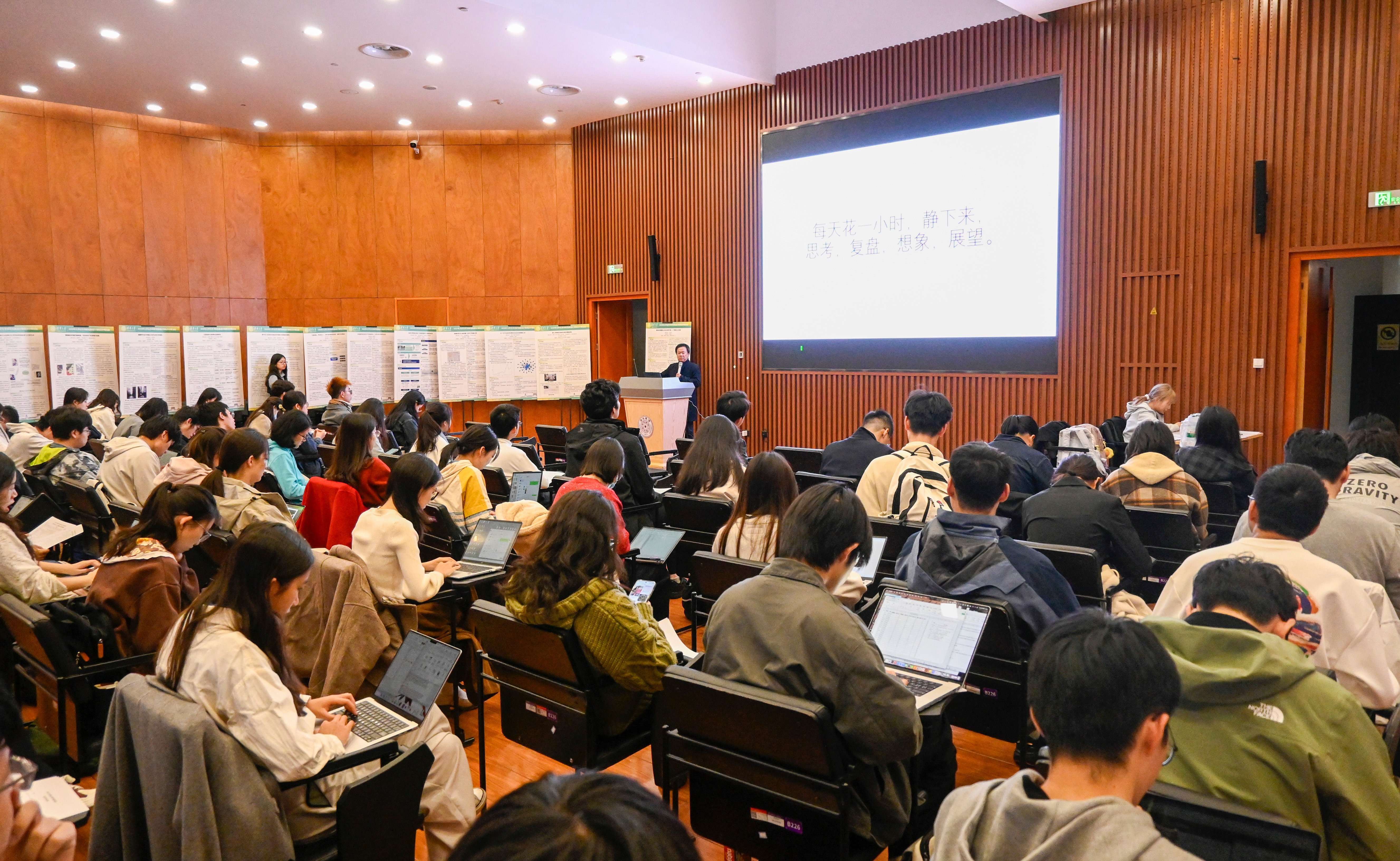 清华大学2025年大学生学术研究推进计划中期交流会举行