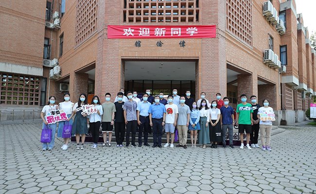 校领导检查迎新工作并看望研究生新生