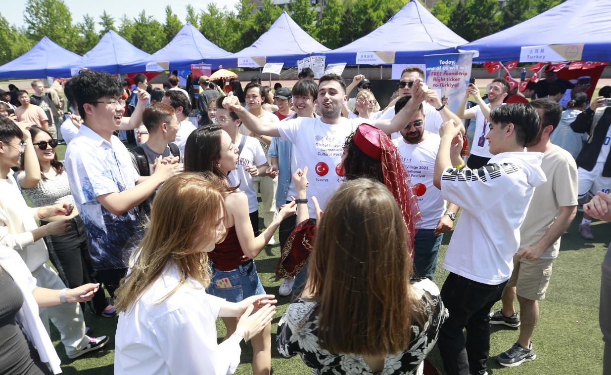 中外师生重聚校园 清华大学举办第十一届国际文化节