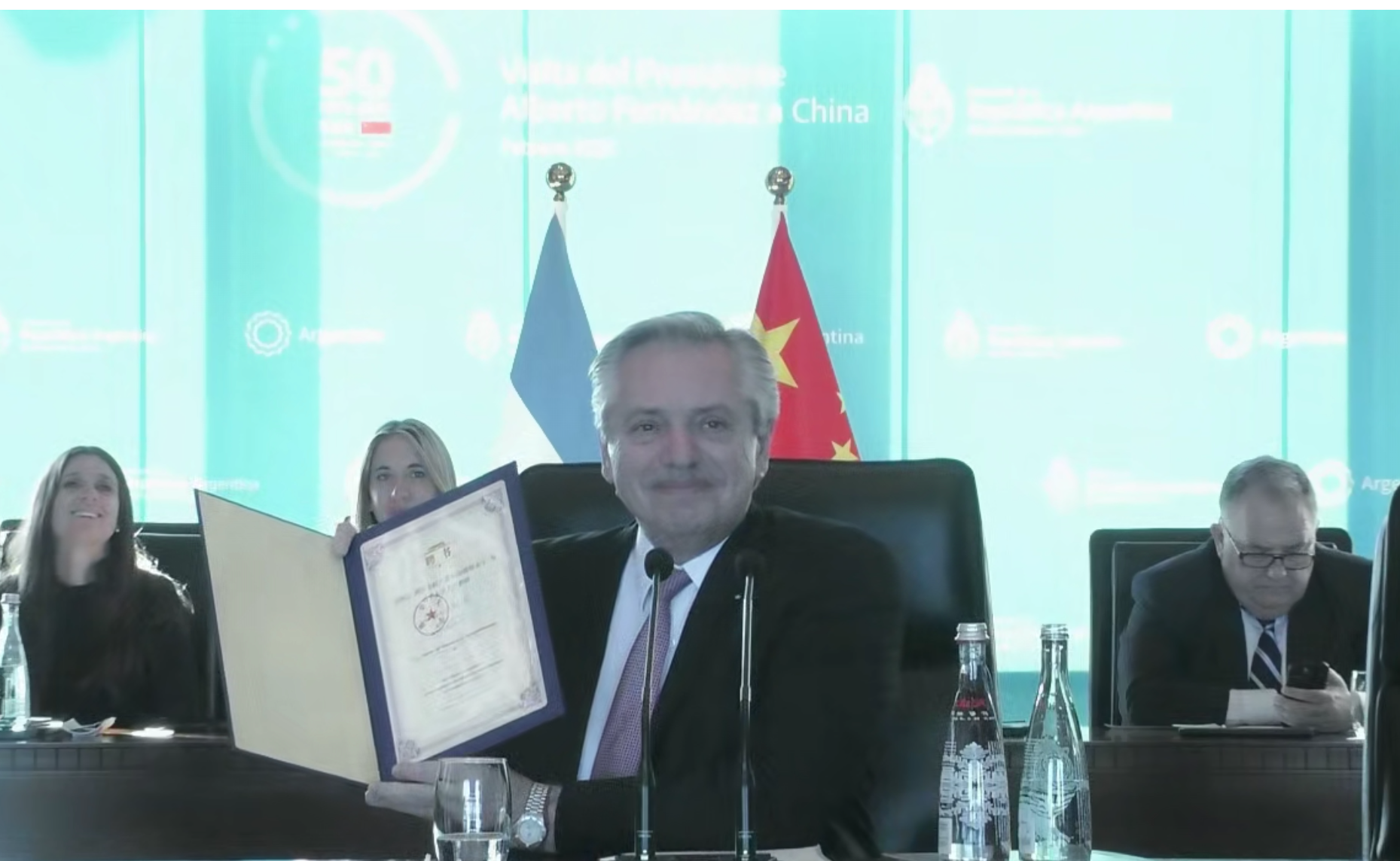 清华大学授予阿根廷总统阿尔韦托·费尔南德斯名誉教授学衔