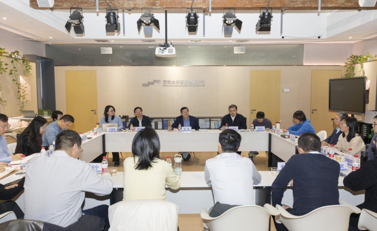 推进落实教育科技人才一体化发展战略部署 校党委书记邱勇与教师代表座谈交流