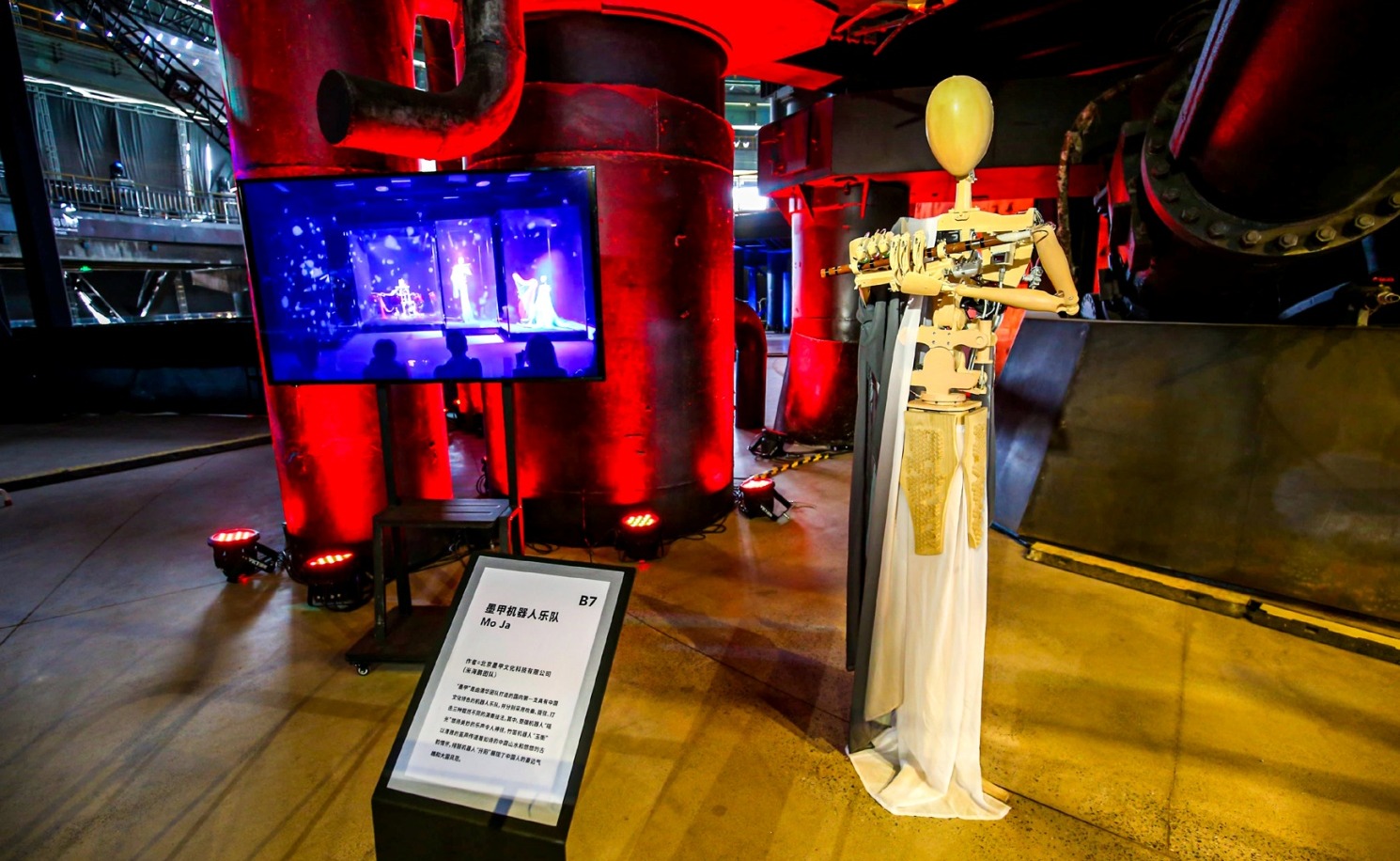 美术学院师生作品惊艳亮相“科幻世”科技艺术概念展