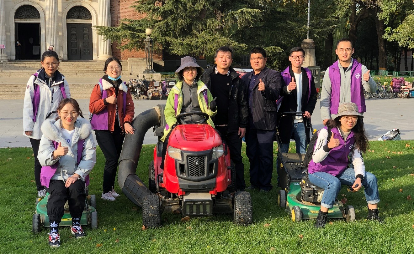 紫荆志愿者研究生服务团开展园林维护劳动教育活动