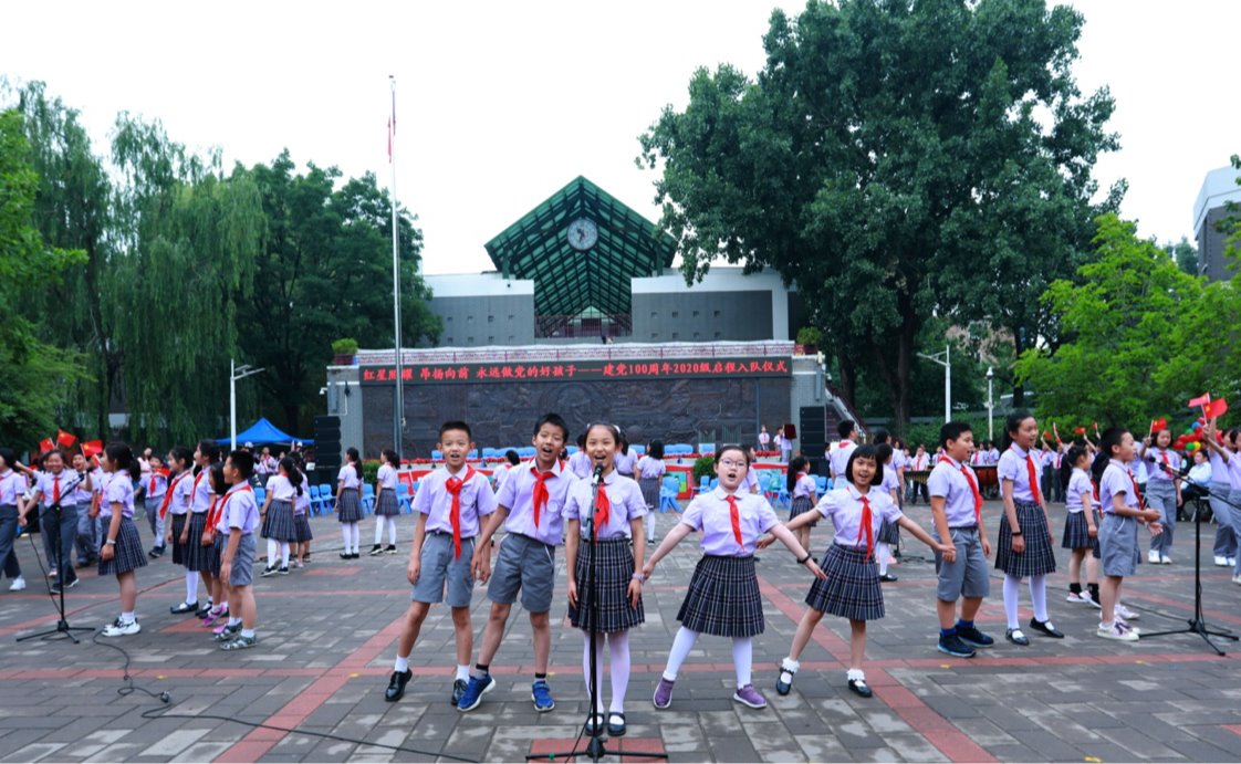 清华附小举行一年级学生入队仪式暨庆“六一”活动