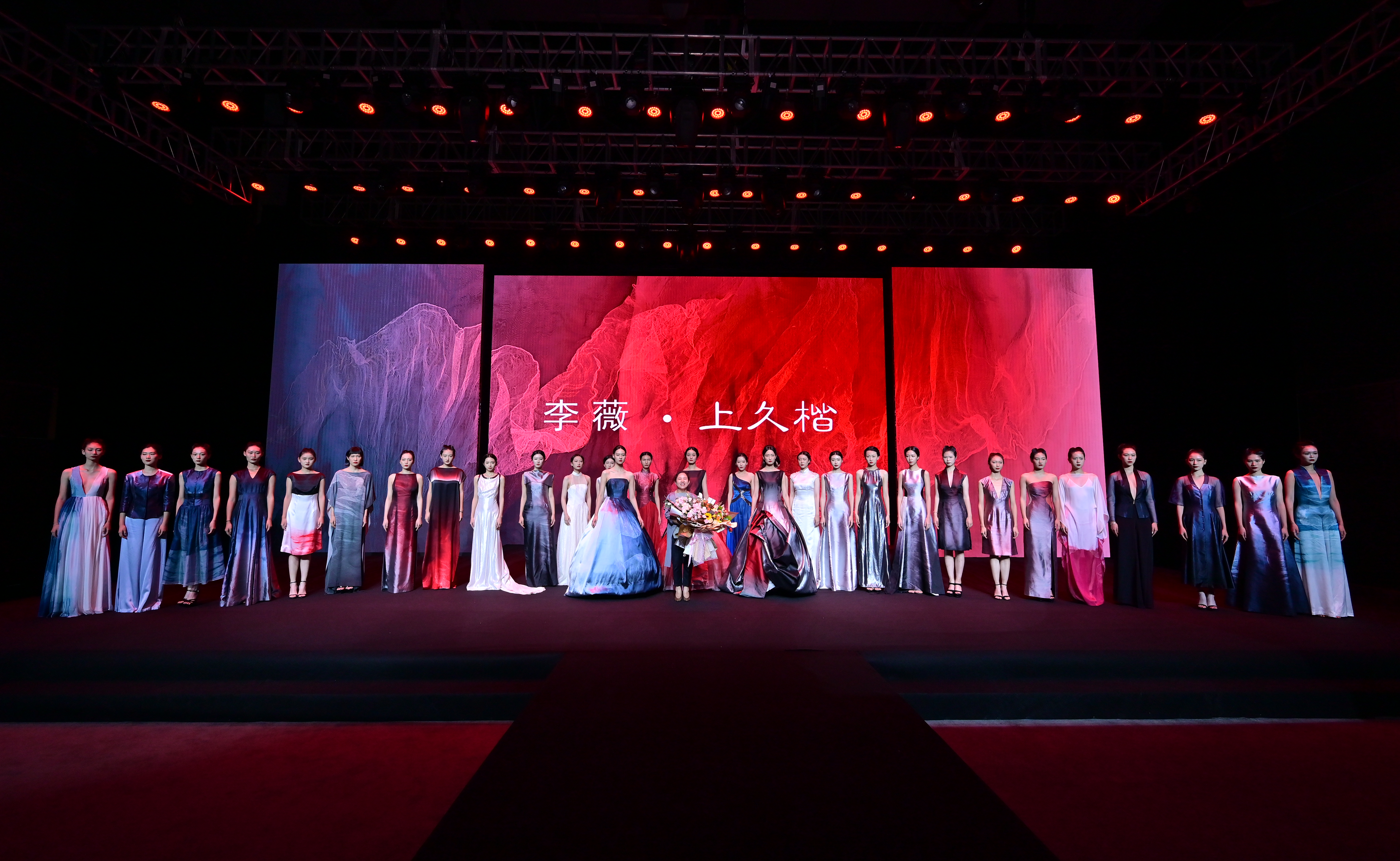 美术学院李薇教授宋锦服装秀亮相2021亚洲时尚品牌盛典