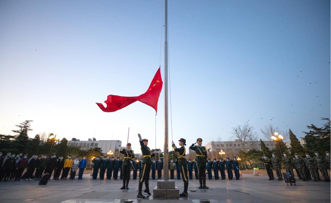 迎着国旗飘扬的方向，清华大学如期开启新学期