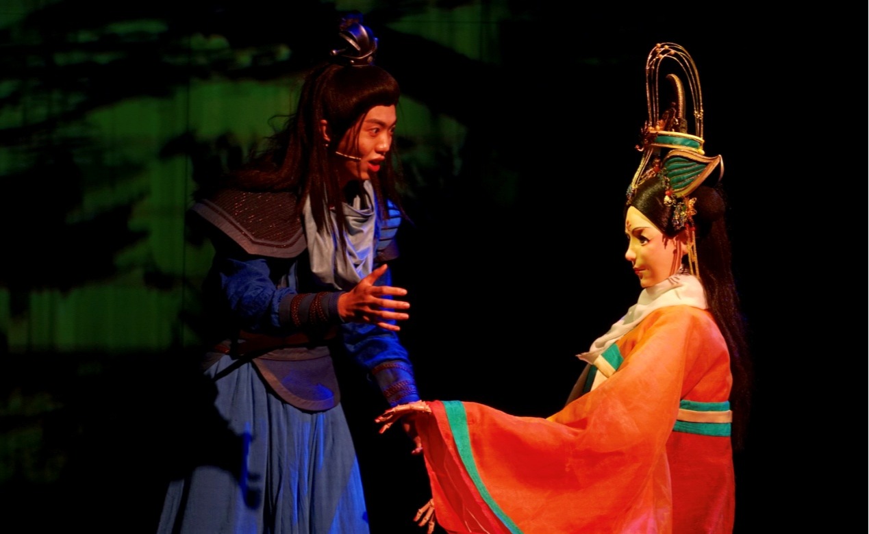 全国首部机器人舞台剧在洛阳首演 清华大学中国风机器人参与演出