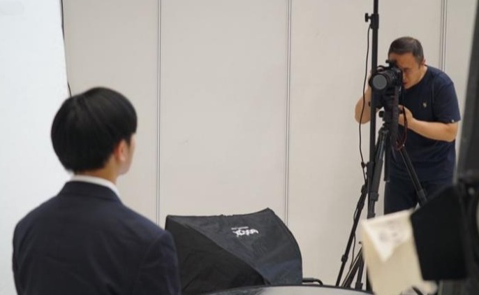 学生职业发展指导中心为家庭经济困难学生发放定制职业装