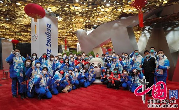 清华00后俄籍学生“翻译官”在鸟巢首次“邂逅”普京