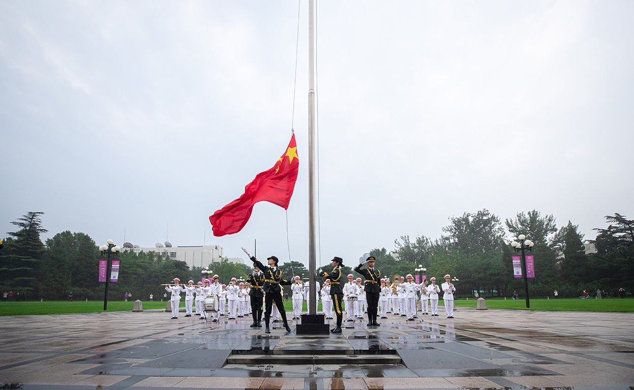 仰望五星红旗 接续百年奋斗——清华大学举行2021-2022学年度升国旗仪式