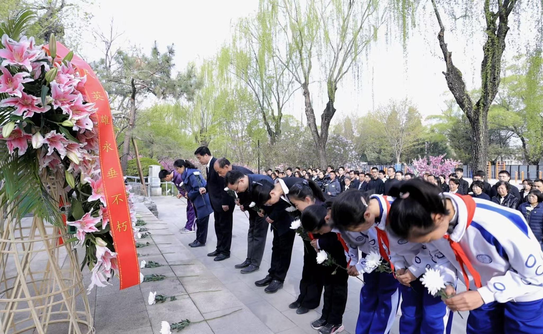 清华大学举行2025年清明祭扫仪式