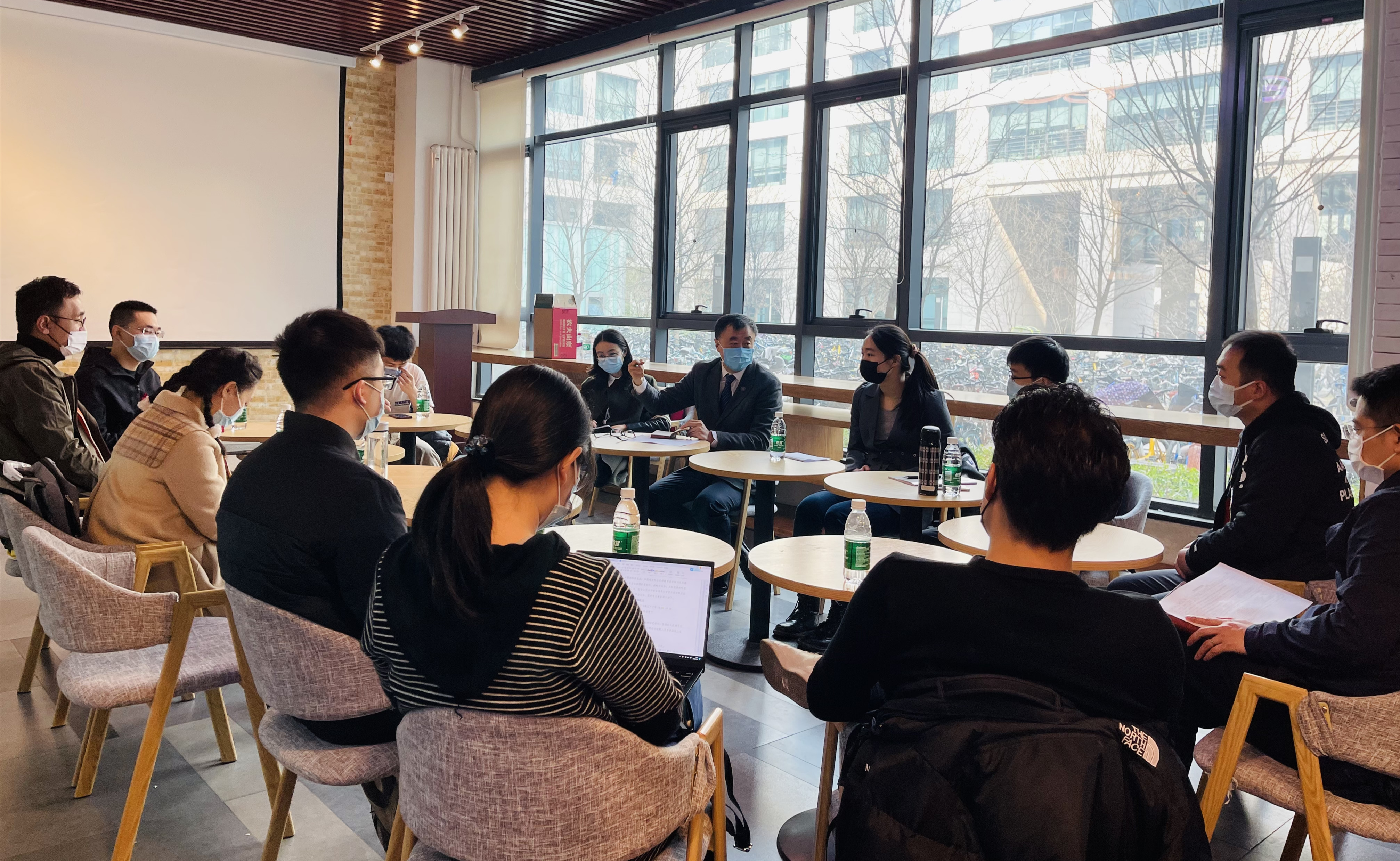 杨斌在开放交流时间与研究生交流“我在清华做助教”